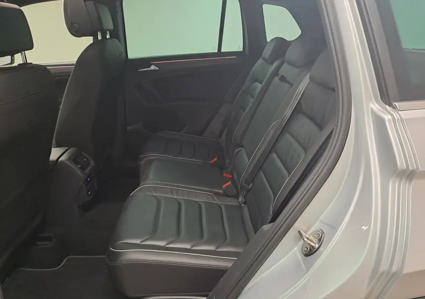 Vue intérieure côté droit des sièges arrière en cuir noir du Volkswagen Tiguan 2024 Reflet d'Argent.
