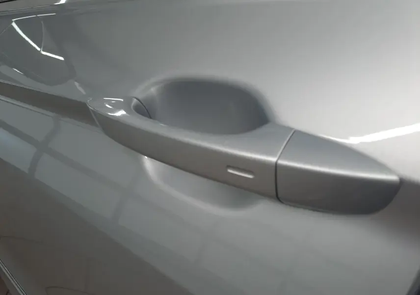 Poignée de porte côté gauche du Volkswagen Tiguan 2024 en Reflet d'Argent, finition R-Line Exclusive.