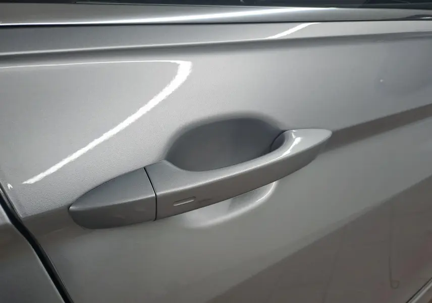 Poignée de porte côté gauche du Volkswagen Tiguan 2024 en peinture métallisée Reflet d'Argent, vue rapprochée.