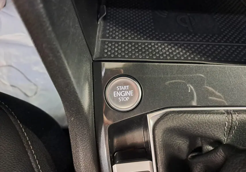 Gros plan sur le bouton Start Engine Stop et la console centrale en cuir noir du Volkswagen Tiguan 2024.