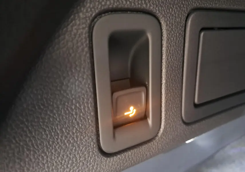 Bouton allumé de siège chauffant arrière dans l'habitacle du Volkswagen Tiguan 2024 couleur Reflet d'Argent.