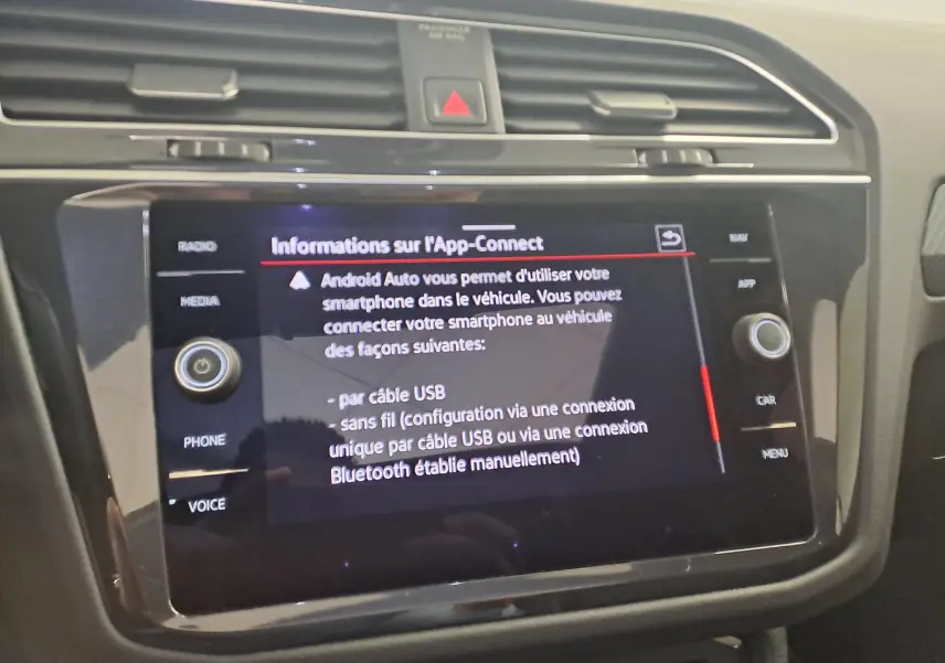 Écran tactile central du Volkswagen Tiguan 2024 affichant les options de connexion Android Auto, avec commandes autour.