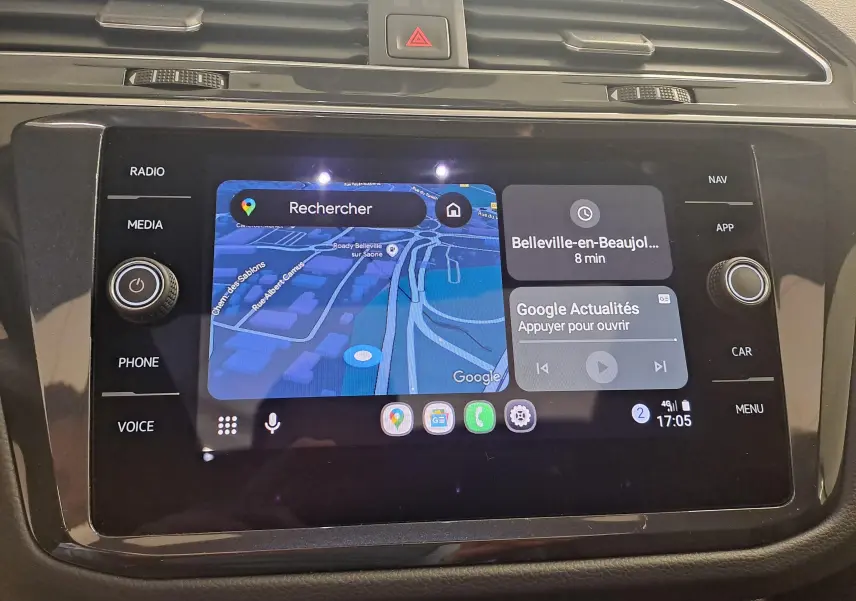 Écran tactile central du Volkswagen Tiguan 2024 affichant la navigation Google Maps et les options multimédia.