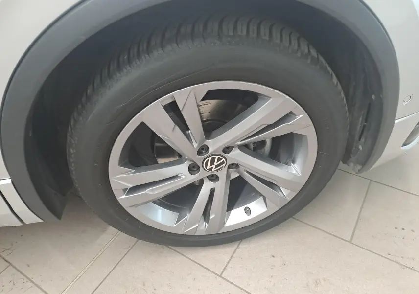 Gros plan sur la roue avant gauche du Volkswagen Tiguan 2024 en Reflet d'Argent avec jante alliage distinctive.