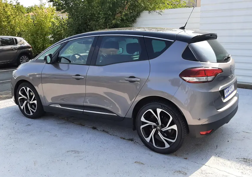 Renault Scénic IV gris cassiopée avec toit noir, vue 3/4 arrière droit, jantes alliage noires et blanches.