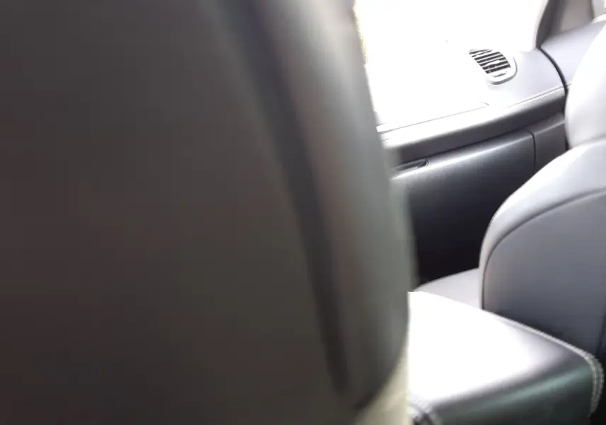 Intérieur du Renault Scénic IV 1.6 DCI 130 Intens Bose 2018, vue partielle des sièges avant en cuir noir.