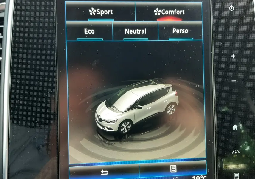 Écran tactile intérieur montrant une Renault Scénic IV gris cassiopée en vue 3/4 avant dans le mode Multi-Sense.