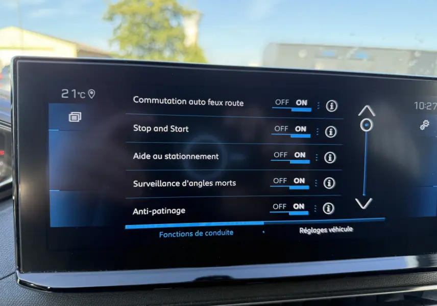 Écran tactile intérieur du Peugeot 5008 2021 affichant les réglages d’aides à la conduite et fonctions activées.