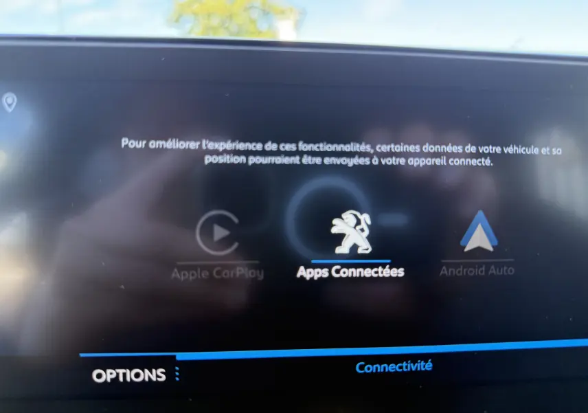 Écran tactile intérieur de la Peugeot 5008 gris 2021 affichant les options Apple CarPlay, Apps Connectées et Android Auto.