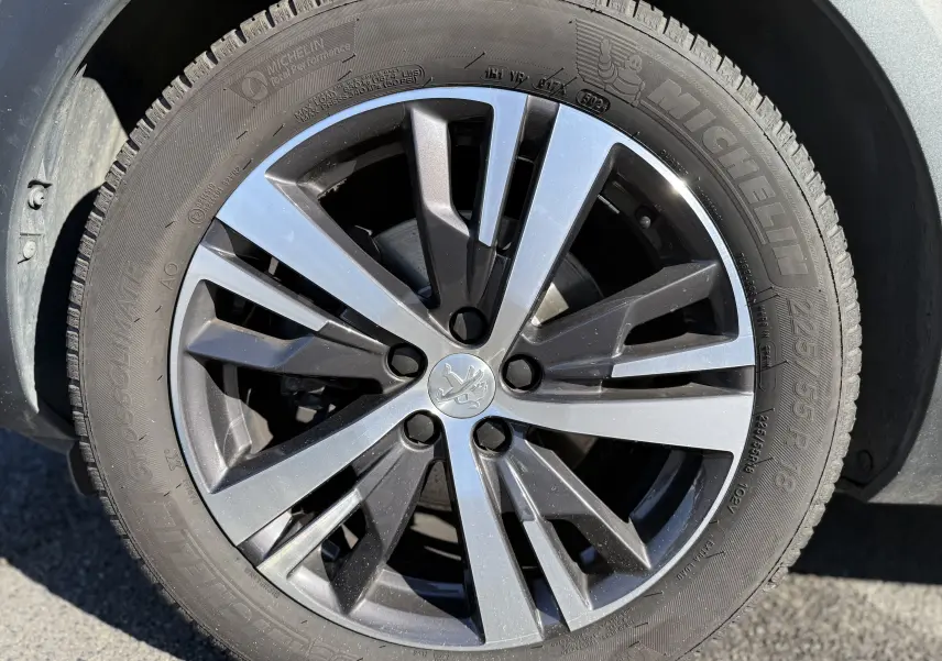 Gros plan sur la jante alliage biton 18 pouces et pneu Michelin du Peugeot 5008 gris 1.5 HDi 130 Allure EAT8.