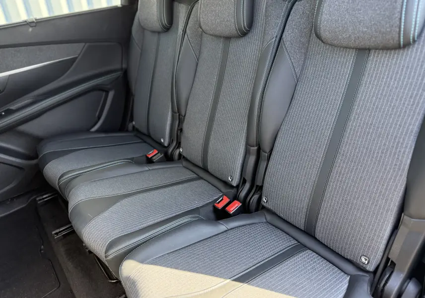 Vue latérale des sièges arrière gris du Peugeot 5008 1.5 HDI 130 Allure 2021, avec finitions tissu et cuir.