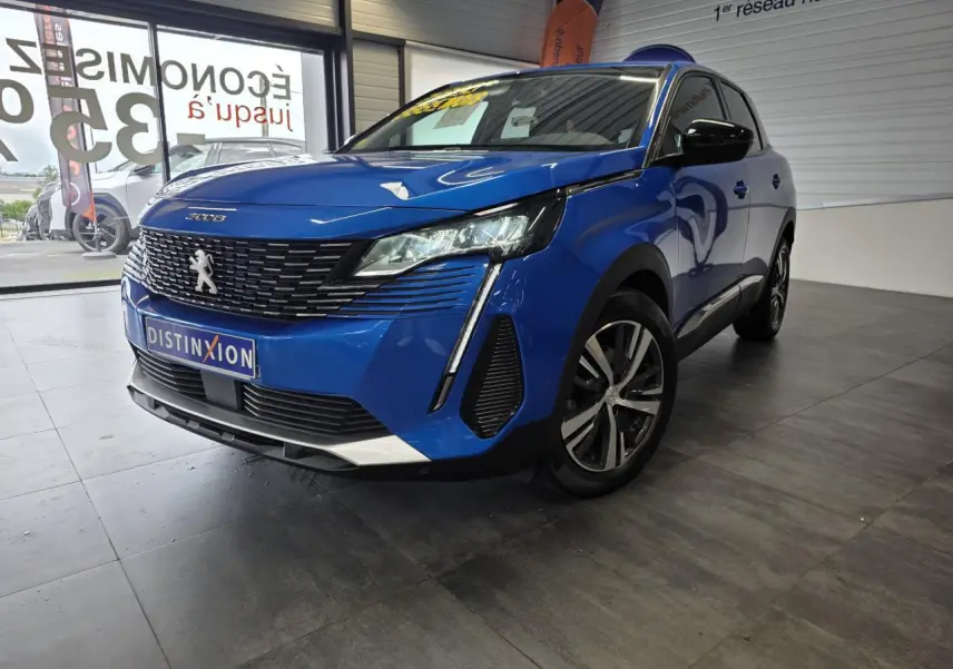Peugeot 3008 Bleu Iron vue 3/4 avant droit, calandre chromée et jantes alliage bi-ton visibles en showroom.