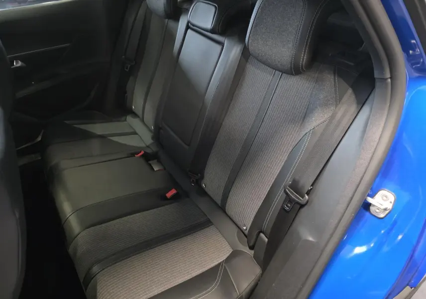 Vue côté droit de la banquette arrière en tissu et cuir du Peugeot 3008 Bleu Iron avec porte ouverte.