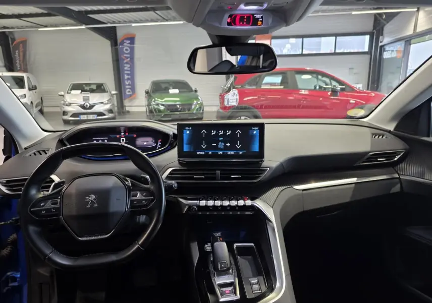 Vue intérieure avant du Peugeot 3008 Bleu Iron 2022, mettant en valeur le volant compact et l'écran tactile central.