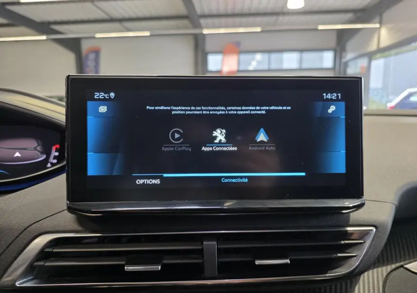 Écran tactile central du Peugeot 3008 bleu Iron, affichant les options Apple CarPlay et Android Auto, intérieur moderne.