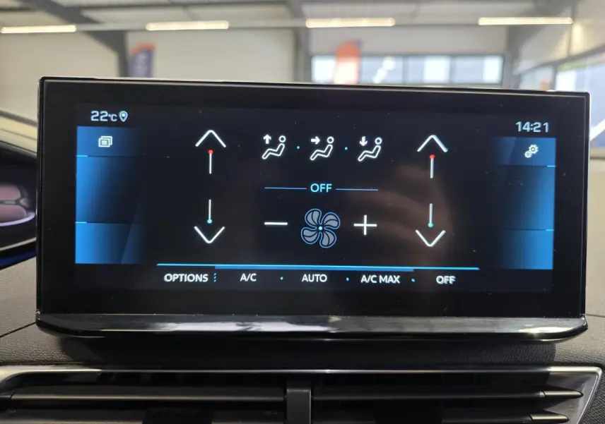 Écran tactile central du Peugeot 3008 bleu Iron, affichant les réglages de la climatisation automatique bi-zone.