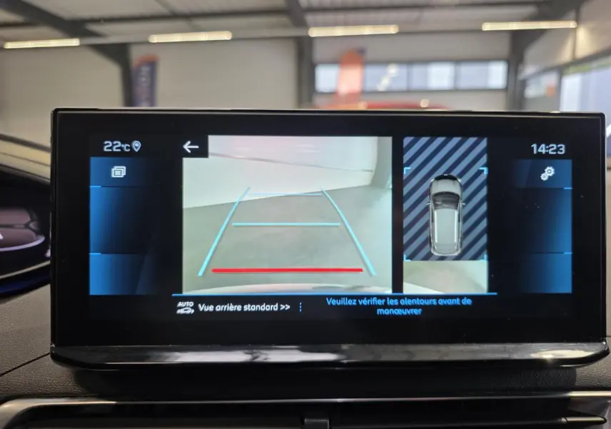 Écran tactile intérieur du Peugeot 3008 Bleu Iron affichant la caméra de recul et l'aide au stationnement.