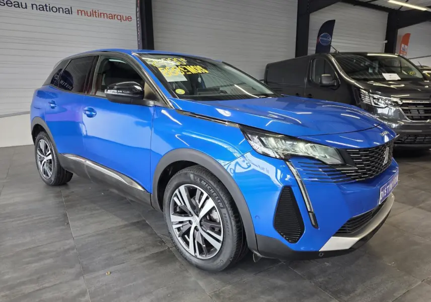 Peugeot 3008 Bleu Iron en 3/4 avant droit, avec jantes alliage bi-ton et calandre chromée dans un showroom.