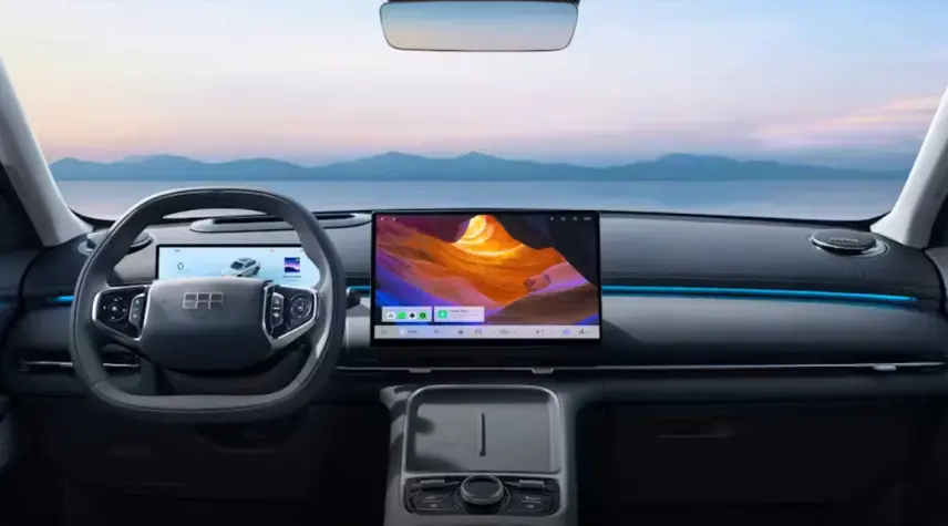 Vue intérieure frontale du tableau de bord noir du Geely STARRAY PRO avec grand écran tactile central et volant multifonctions.