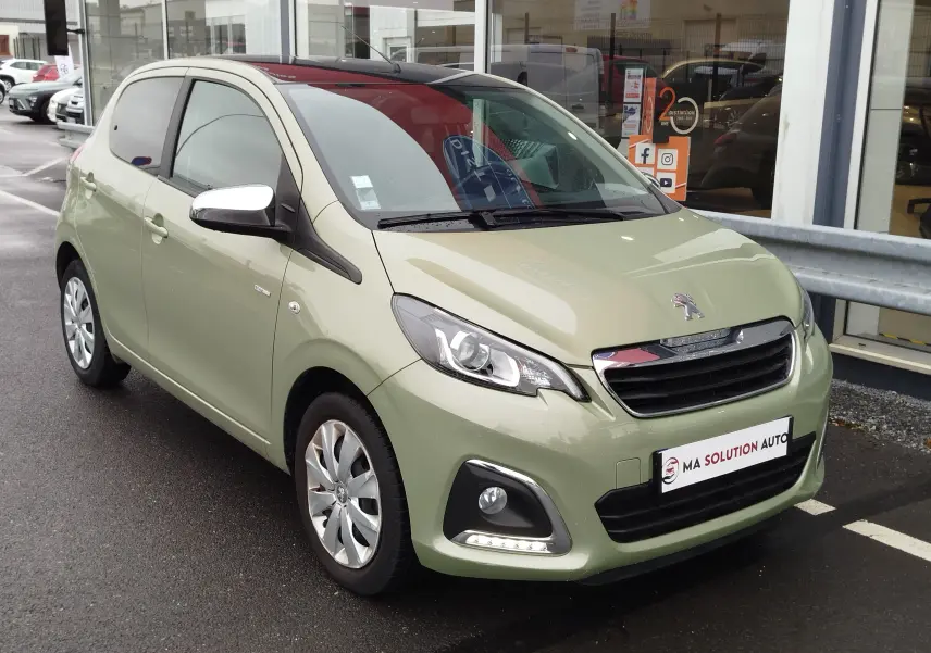 Peugeot 108 Smooth Green vue 3/4 avant droit, compacte essence avec feux LED et rétroviseurs chromés.