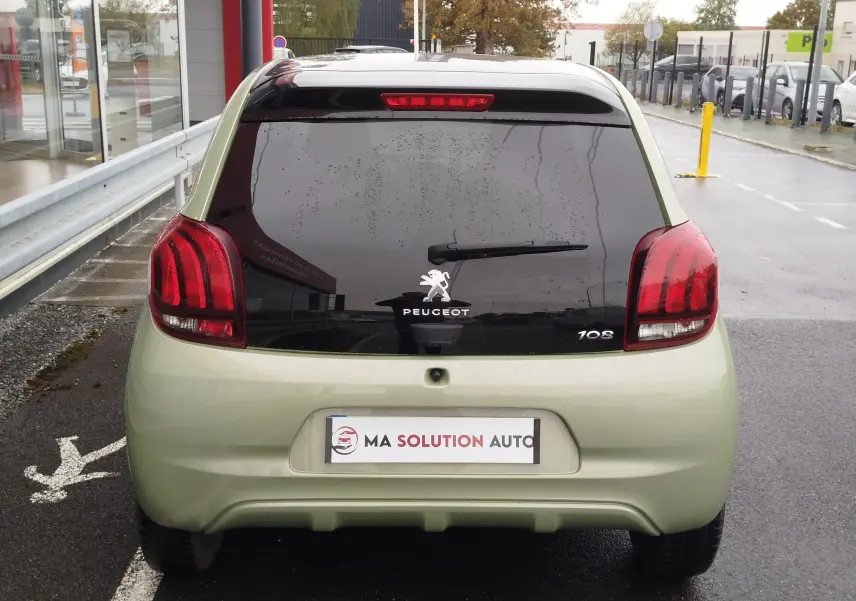 Peugeot 108 Smooth Green vue de profil côté gauche, compacte 5 portes avec jantes alliage et vitres teintées.