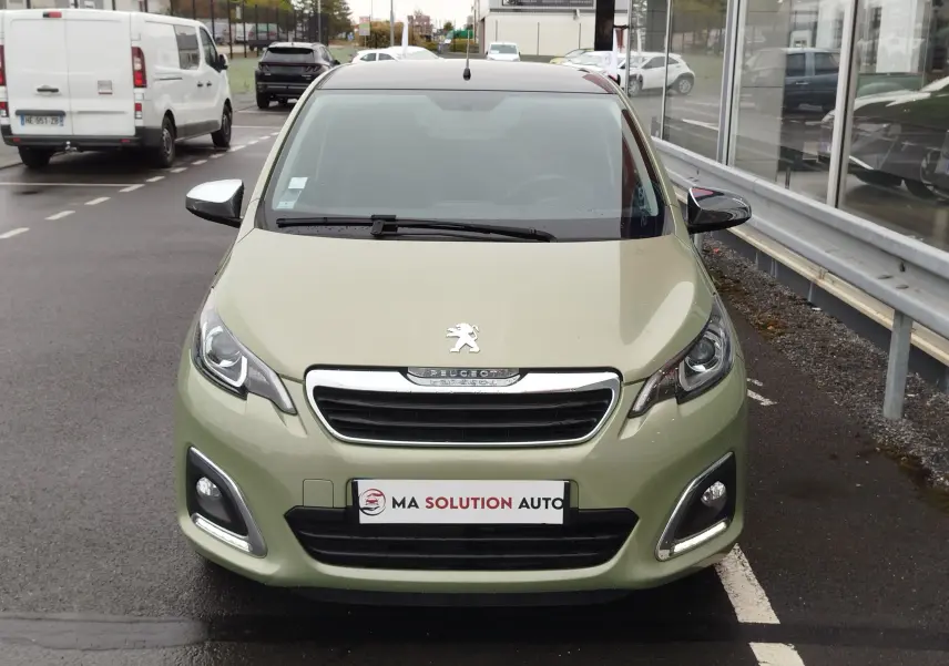 Vue arrière d'une Peugeot 108 Smooth Green 2021 avec lunette arrière noire et feux arrière rouges distinctifs.