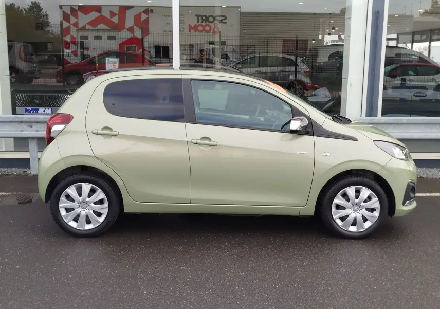 Profil droit d'une Peugeot 108 2021 Smooth Green à cinq portes, avec jantes argentées et vitres teintées.
