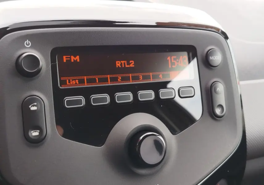 Gros plan sur l'autoradio numérique de la Peugeot 108 2021, affichant la radio FM RTL2 et l'heure 15:43.