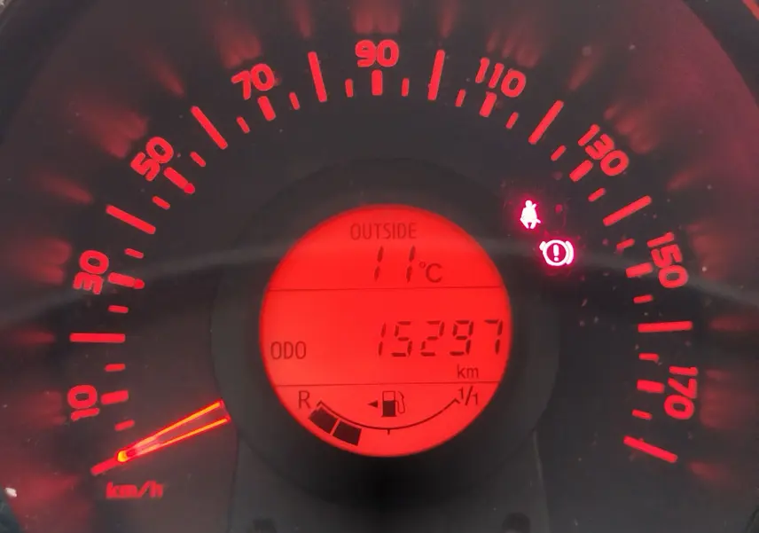 Vue intérieure côté droit des sièges arrière noirs avec appuie-têtes gris à motifs dans une Peugeot 108 Smooth Green 2021.