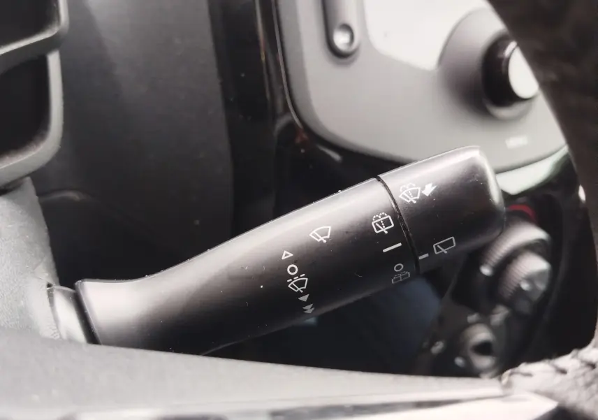 Gros plan sur la commande d’essuie-glace côté gauche du tableau de bord d’une Peugeot 108 Smooth Green 2021.
