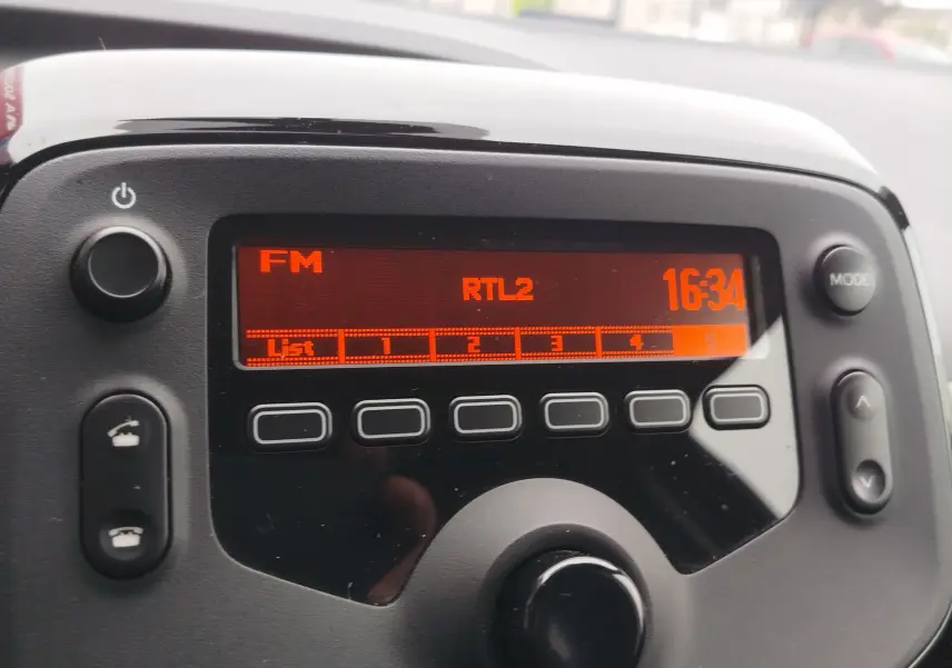 Vue rapprochée de la prise allume-cigare avec ports USB et auxiliaire dans une Peugeot 108 Smooth Green 2021.