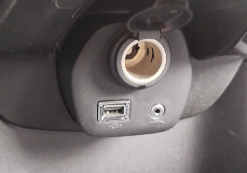 Le levier de vitesses manuel chromé de la Peugeot 108 VTi 72 Style, avec siège tissu gris à motifs géométriques visible à droite.