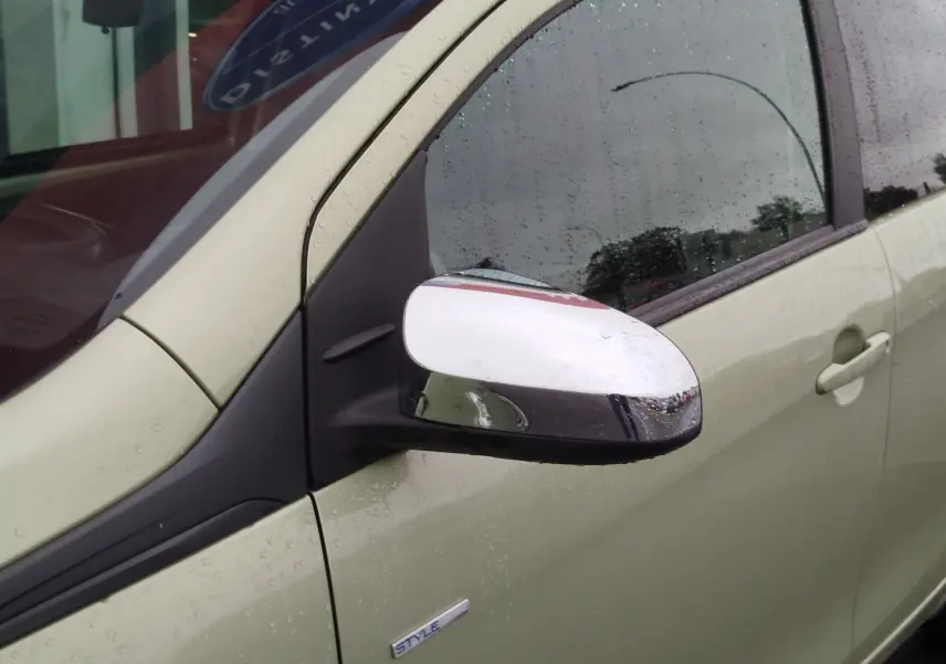 Gros plan sur les commandes de lève-vitres côté conducteur de la Peugeot 108 Smooth Green 2021.