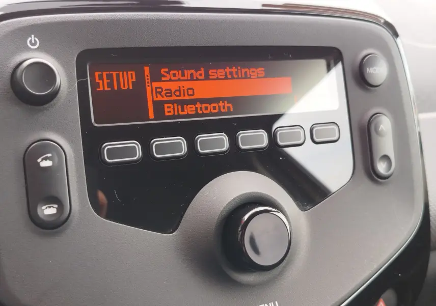 Détail de l’écran central du système audio du Peugeot 108 2021, affichant les réglages sonores en mode radio et Bluetooth.