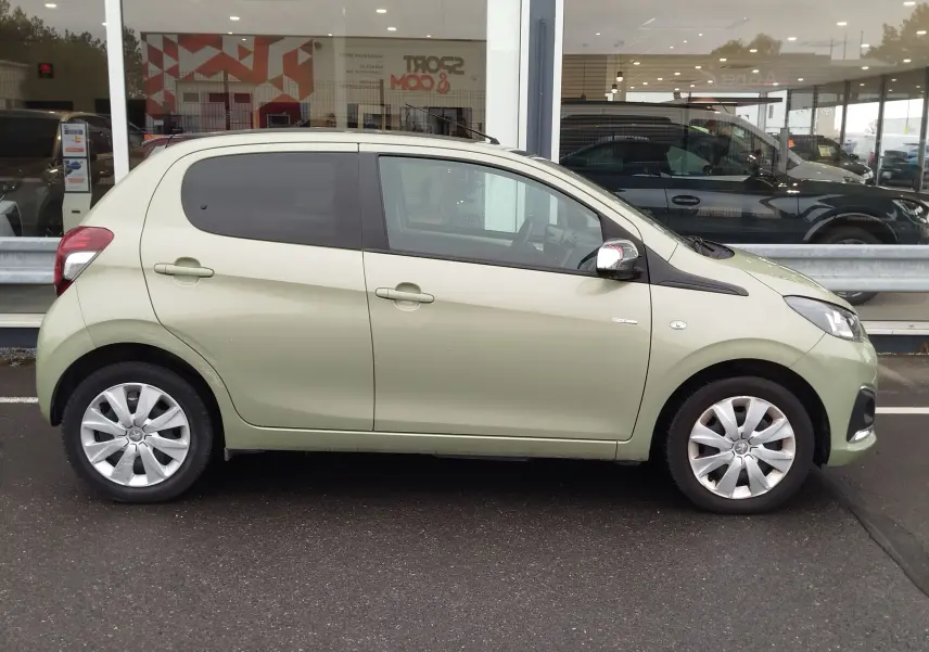 Peugeot 108 Smooth Green vue 3/4 avant droit, compacte essence avec feux LED et rétroviseurs blancs.
