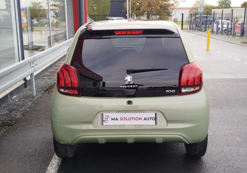 Vue arrière d'une Peugeot 108 Smooth Green 2021 avec vitres arrière teintées et feux arrière rouges distinctifs.