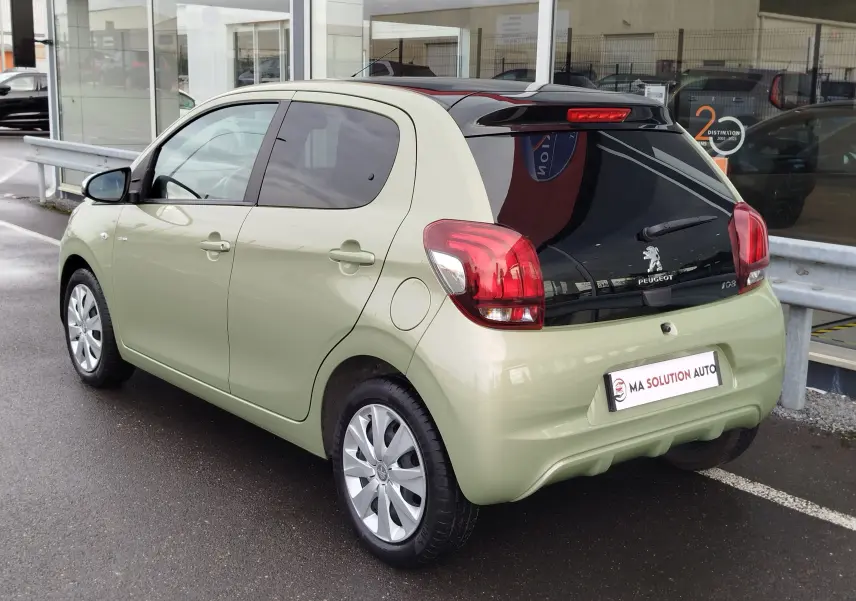 Peugeot 108 Smooth Green vue 3/4 arrière droit, toit noir brillant et feux arrière rouges distinctifs.