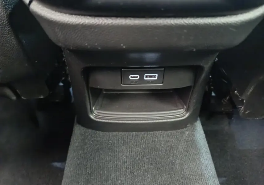 Prise USB-C et USB-A en bas de la console centrale arrière d'un Alfa Romeo Stelvio gris foncé 2024.