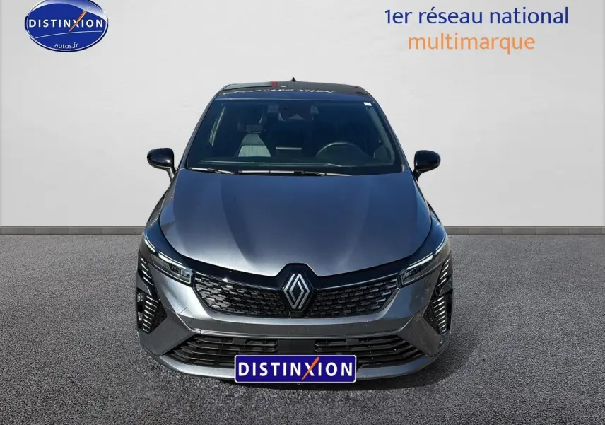 Vue frontale de la Renault Clio V gris pizzara avec calandre noire et logo Renault centré sur fond neutre.