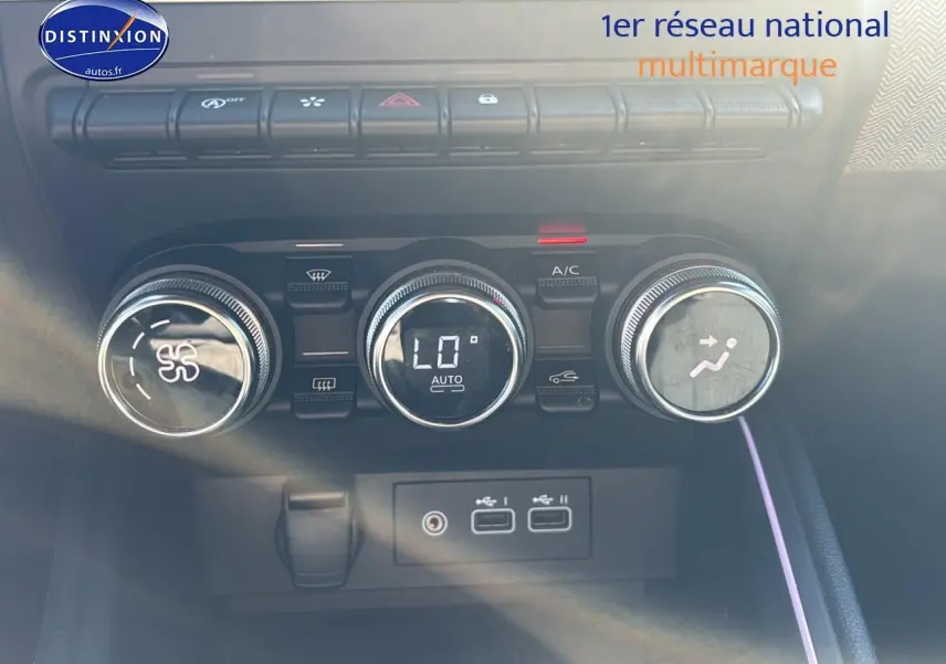 Commandes de climatisation automatique avec affichage digital et ports USB dans une Renault Clio V gris pizzara.