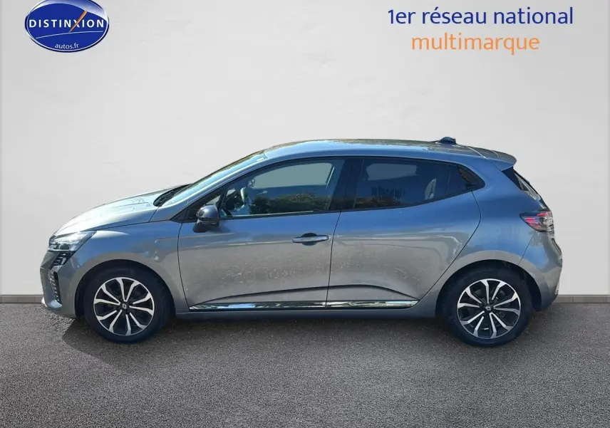 Profil côté gauche de la Renault Clio V 1.0 tce 90 techno gris pizzara avec jantes alliage 16 pouces boavista black.