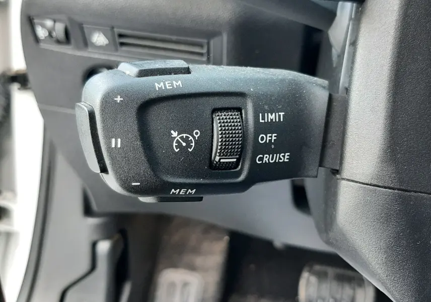 Gros plan sur la commande de régulateur de vitesse du DS3 Crossback 2019, intérieur noir avec molette texturée.