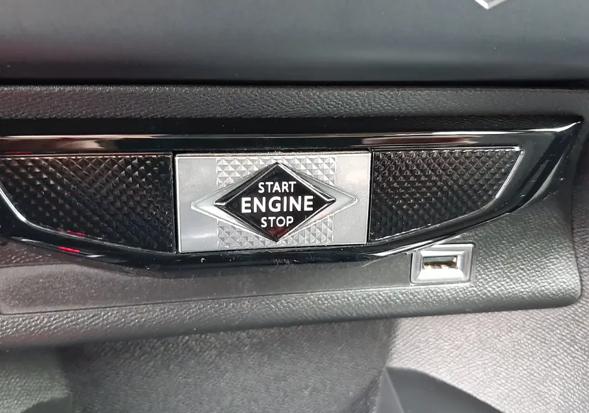 Bouton Start Engine Stop en gros plan sur la console intérieure noire du DS3 Crossback 2019.