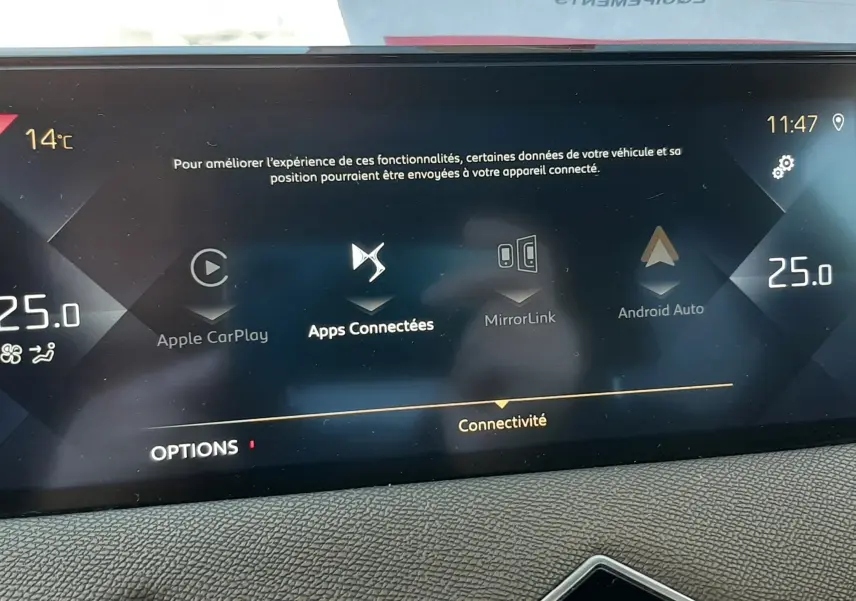 Écran tactile central du DS3 Crossback 2019 affichant les options de connectivité avec tableau de bord noir texturé.