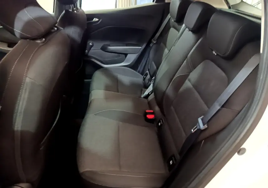 Vue latérale côté droit de la banquette arrière noire de la Renault Clio Business TCe 90, avec ceinture de sécurité visible.