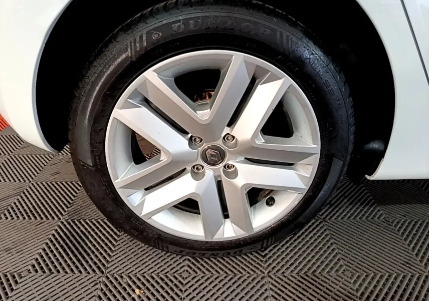 Gros plan sur la roue avant droite blanche d'une Renault Clio Business TCe 90 avec jante alliage à cinq branches.