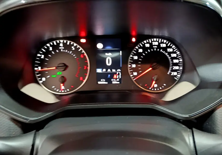 Gros plan sur le tableau de bord de la Renault Clio Business TCe 90 2021, affichage digital et compteurs analogiques.