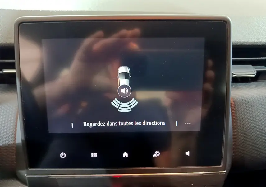 Écran tactile central de la Renault Clio Business blanc 2021 affichant l'alerte de capteurs de stationnement.