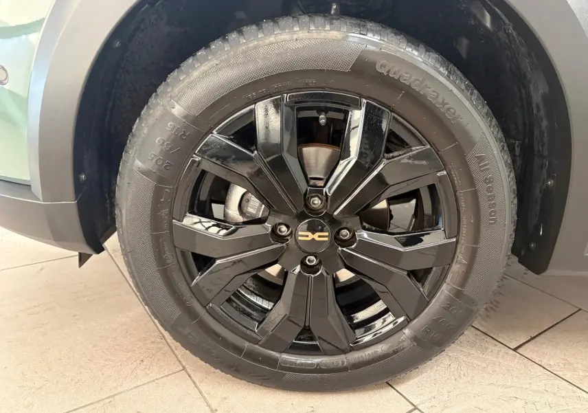 Gros plan sur la roue avant droite noire brillante du Dacia Sandero Stepway Vert Cèdre avec jante spécifique 2023.