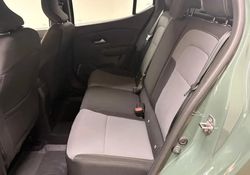 Vue intérieure côté droit des sièges arrière gris et noir d'une Dacia Sandero Stepway 2023 vert cèdre avec porte ouverte.